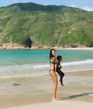 Lisa Haydon Instagram - It was worth it ... waking up at 6am to have this beach alllll to ourselves thanks @nicspichi for the motivation 🥰 and the photos 🤪
