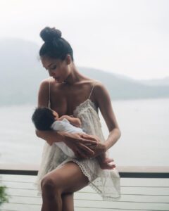 Lisa Haydon Instagram - Was it just world breastfeeding week? In honour of this special week Lara would like to thank everyone that has given her a seat at the table✌🏽✌🏽 📸 @rubylaw