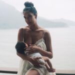 Lisa Haydon Instagram - Was it just world breastfeeding week? In honour of this special week Lara would like to thank everyone that has given her a seat at the table✌🏽✌🏽 📸 @rubylaw