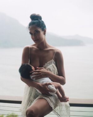 Lisa Haydon Instagram - Was it just world breastfeeding week? In honour of this special week Lara would like to thank everyone that has given her a seat at the table✌🏽✌🏽 
 
📸 @rubylaw