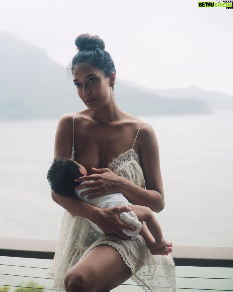 Lisa Haydon Instagram - Was it just world breastfeeding week? In honour of this special week Lara would like to thank everyone that has given her a seat at the table✌🏽✌🏽 📸 @rubylaw