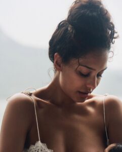 Lisa Haydon Instagram - Was it just world breastfeeding week? In honour of this special week Lara would like to thank everyone that has given her a seat at the table✌🏽✌🏽 📸 @rubylaw