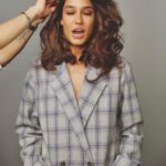 Lisa Haydon Instagram - Feeling prettyyyyy serious about holiday hair after restocking my Kerastase products from my local salon. Throwback to one of my favourite days with @Kérastase_official. 📸: @taras84 #KerastaseIndia #Kerastaseathome