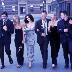 Lisa Kudrow Instagram - Celebrating a Thursday night 25 years ago. 
We might be in different places but we are connected💕🍩🤳#STILLTHEREFORYOU #FRIENDS  #friends25thanniversary 
#TWITTER@MATTHEWPERRY  #COMEONALREADYJEN