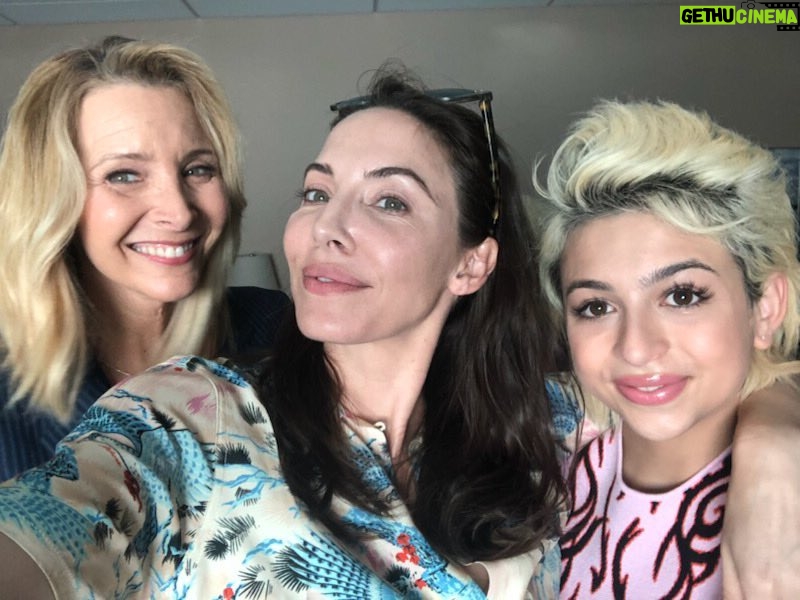 Lisa Kudrow Instagram - Just wrapped. Thank you @whitneycummings and @theoriginalbigdaddy for this fun time. And letting me meet Josie here!