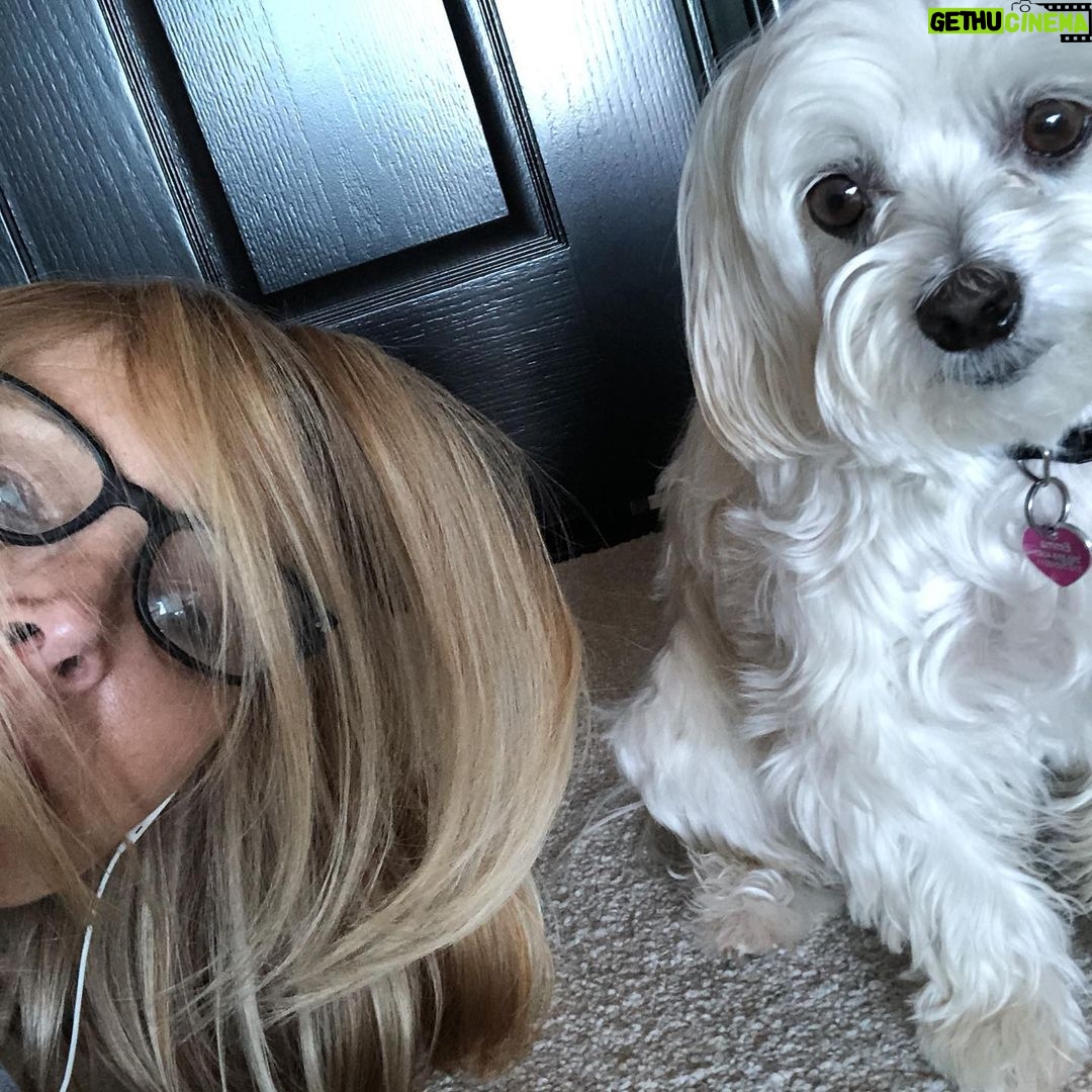 Lisa Kudrow Instagram - What I go through to get her to take a picture with me!! She honestly BARELY tolerates me.#whocanblameher