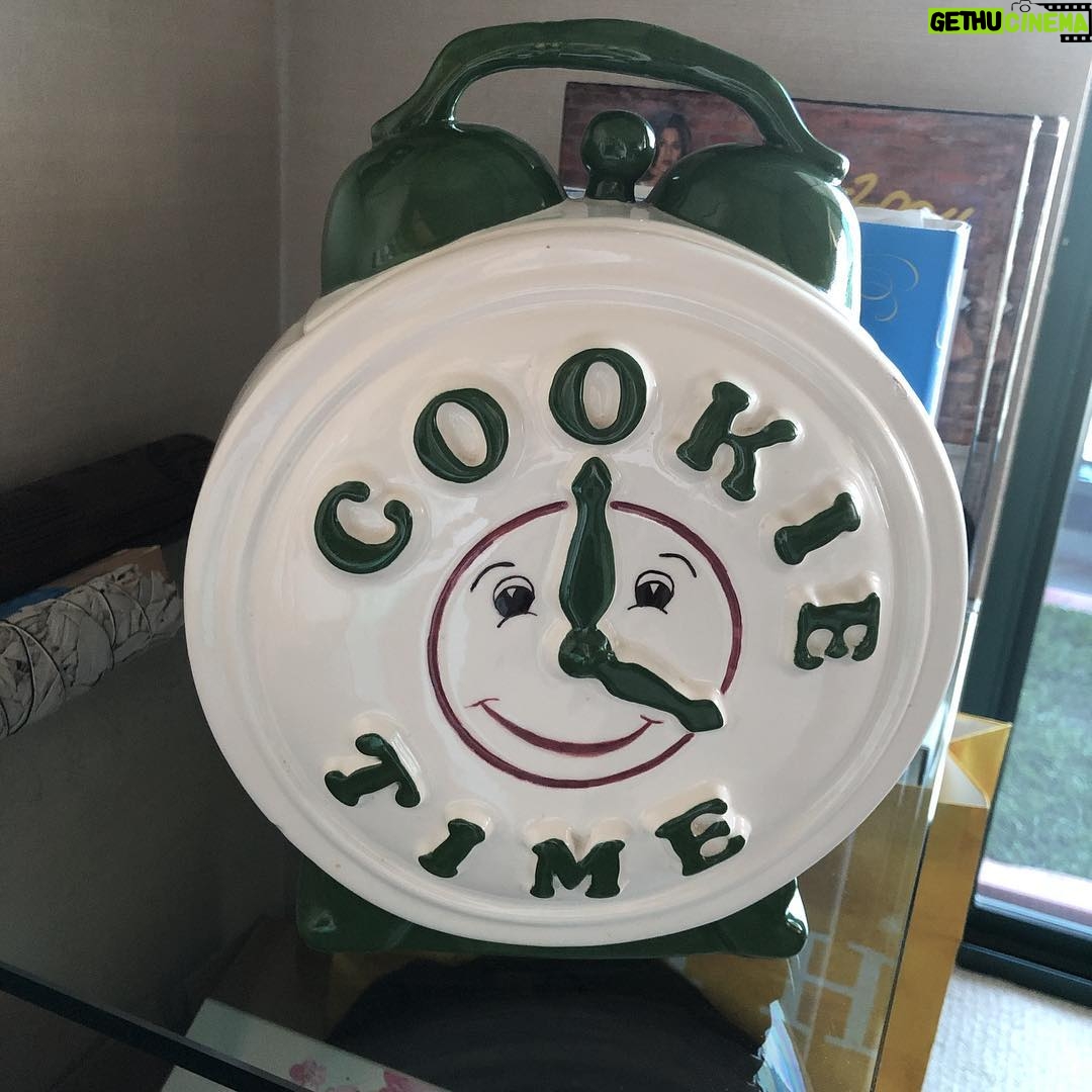 Lisa Kudrow Instagram - My wrap gift from Matthew Perry...”ooh, look at the time, I’ve gotta go.”