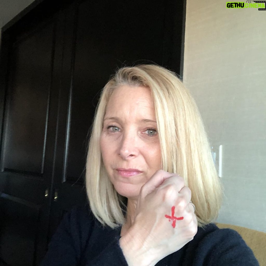 Lisa Kudrow Instagram - Slavery still exists and I’m NOT ok with it. Let’s SHINE A LIGHT ON SLAVERY TOGETHER until all people are free. Learn more at @enditmovement #enditmovement❌