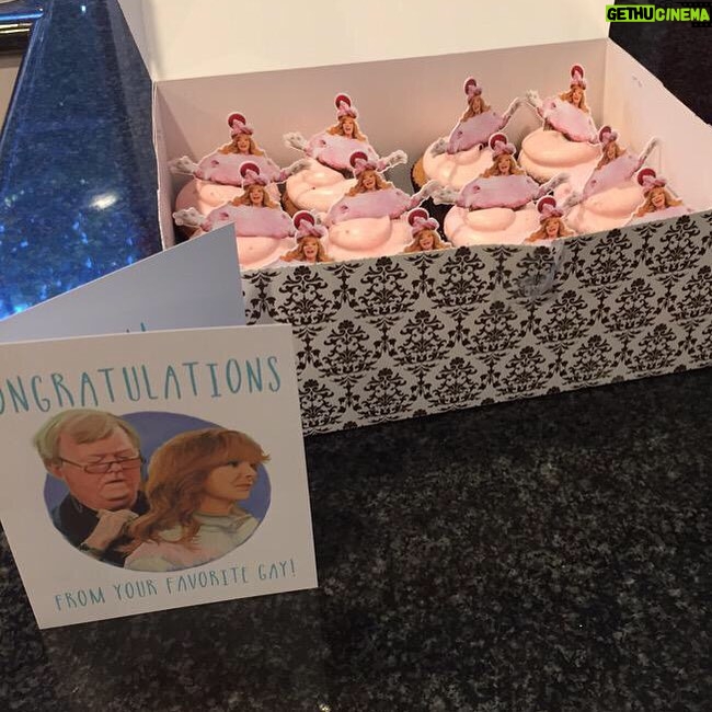 Lisa Kudrow Instagram - Look at this!!! ❤️