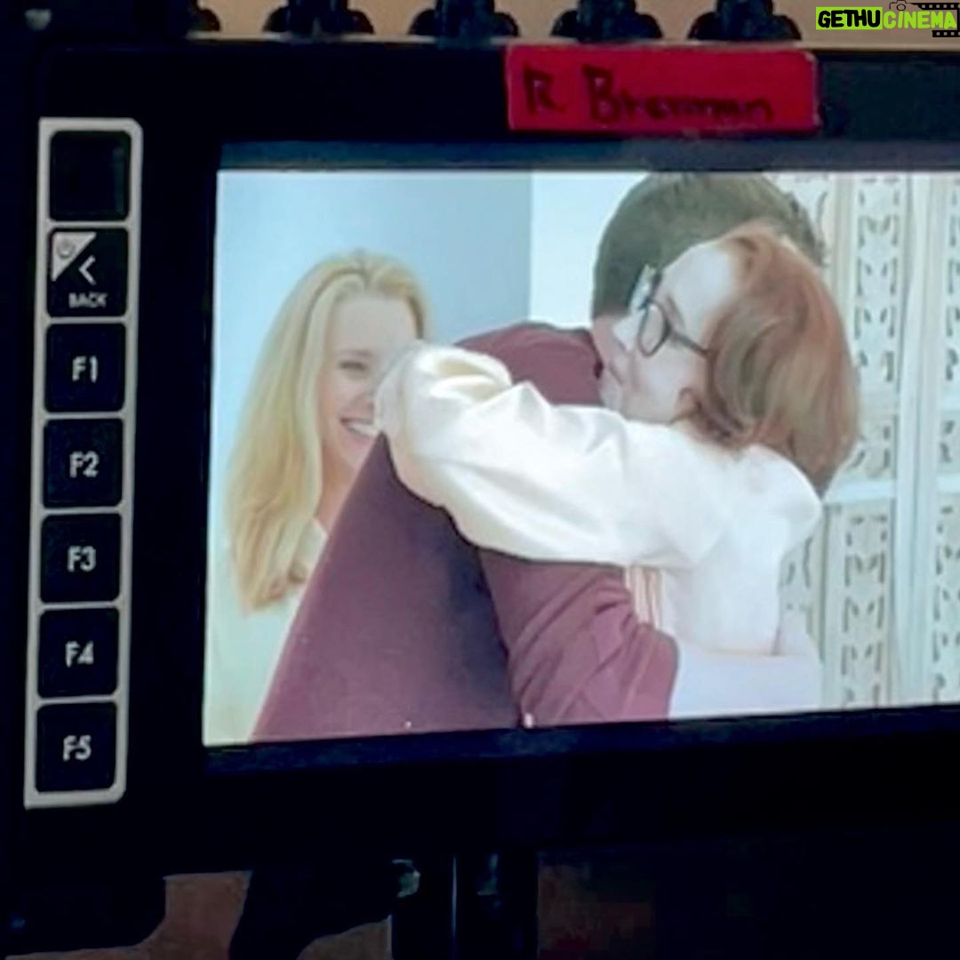 Lisa Kudrow Instagram - Tonight on #ciou I risk extreme danger for Cousin Thea @ritatrack thank you @propertybrothers @hgtv