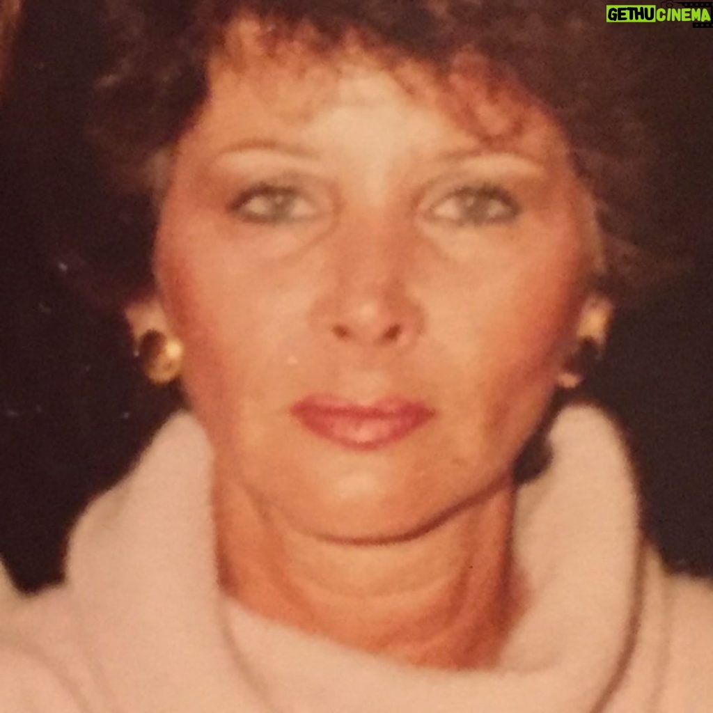 Lisa Kudrow Instagram - My beautiful mother… #happymothersday @juls_magewls