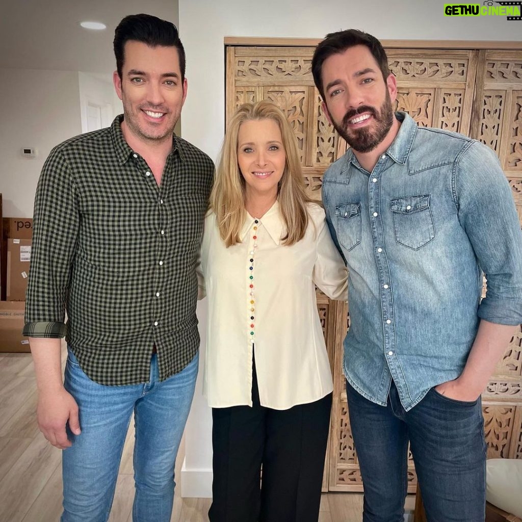 Lisa Kudrow Instagram - Tonight on #ciou I risk extreme danger for Cousin Thea @ritatrack thank you @propertybrothers @hgtv