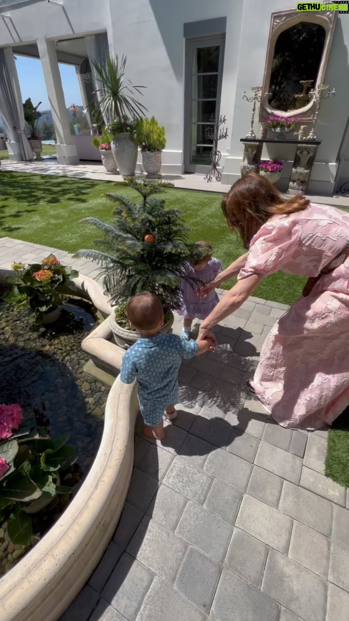 Lisa Vanderpump - 72.4K Likes - Not forgetting my beautiful godchildren! @lancebass