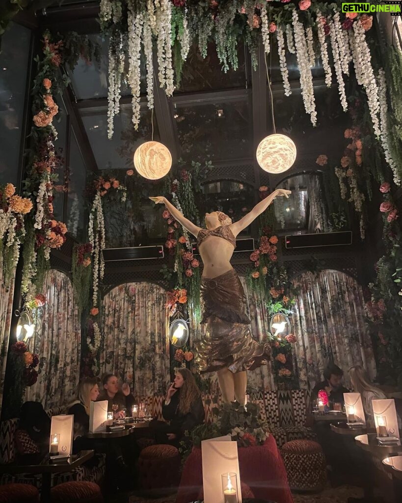 Lisa Vanderpump Instagram - @lamaisonrusse Maison Russe Paris… What a jewel box of a restaurant!