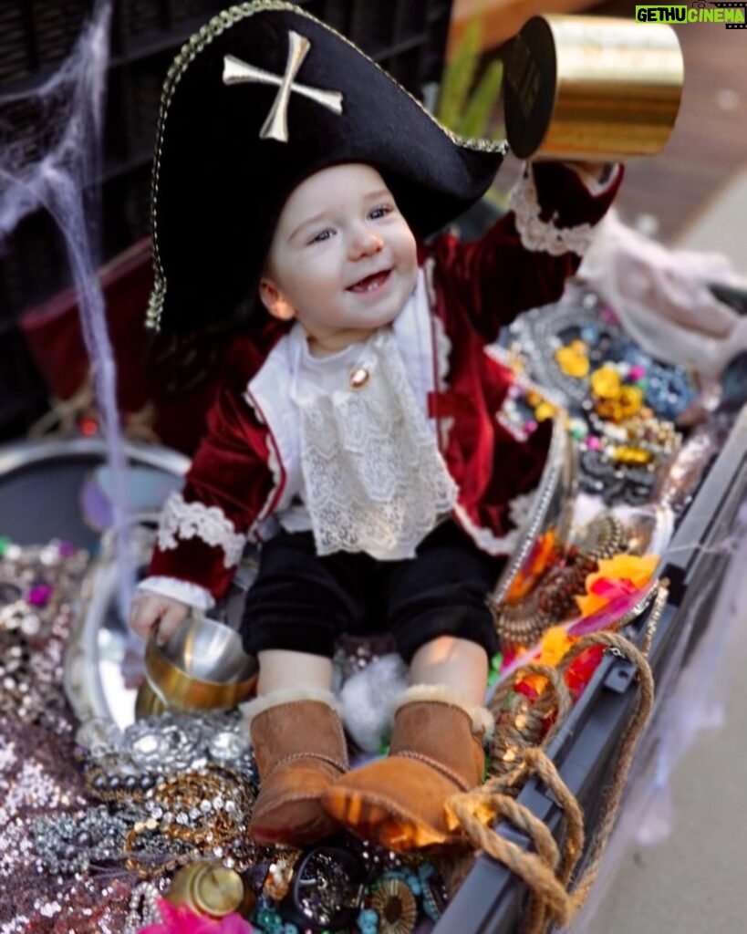 Lisa Vanderpump Instagram - Our handsome little pirate’s 1st Halloween! Captain Teddy 😍🧸🎃