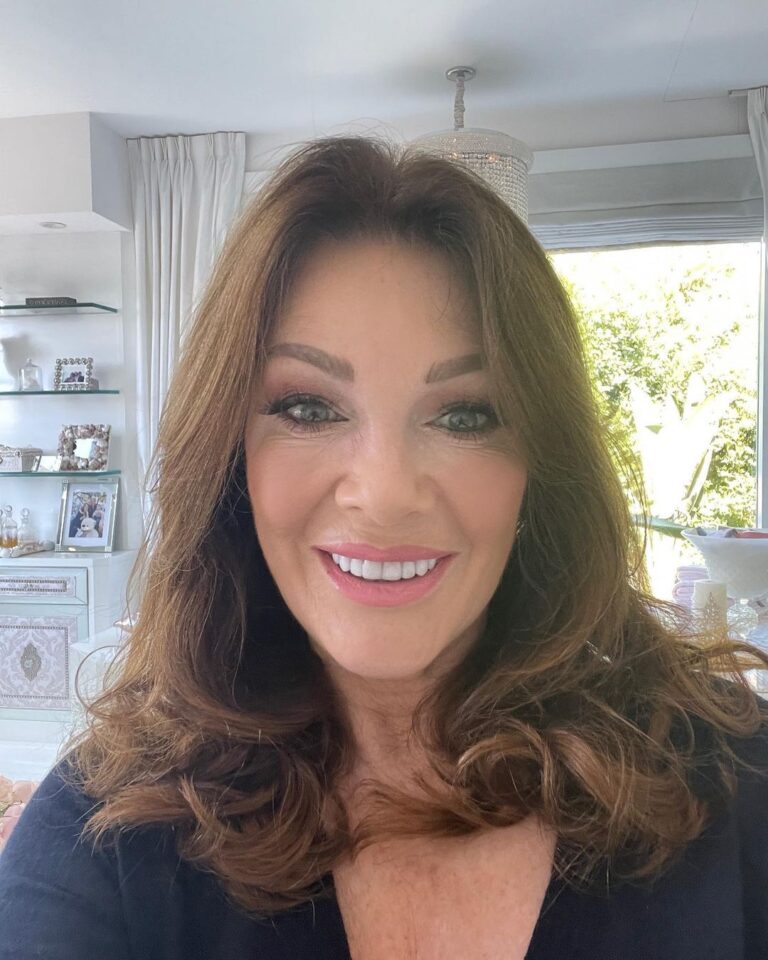 Lisa Vanderpump Instagram - Helloooo I am back… been working away, sending love to you all and praying for humanity.🙏🏼