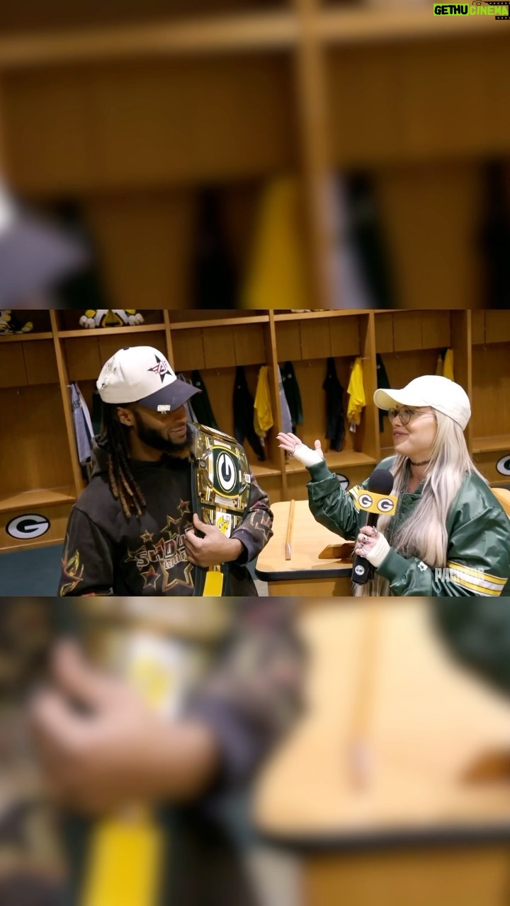 Liv Morgan Instagram - Before @wwe’s #SmackDown comes to Green Bay on Friday, superstar @yaonlylivvonce stopped by @lambeaufield to chat with @showtyme_33 & surprise him with a #Packers Legacy Title Belt. 🎤🎥 #GoPackGo Lambeau Field