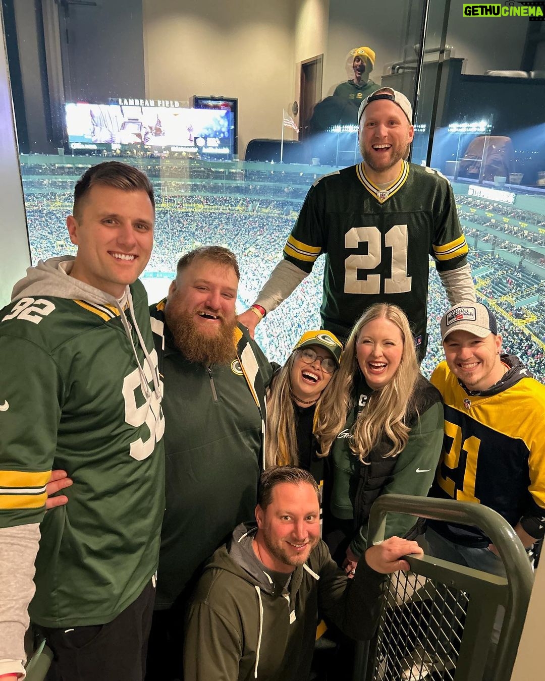Liv Morgan Instagram - Y’all 🥹 I absolutely loved my time in Green Bay. I can’t thank the @packers enough for their hospitality and for making me feel so welcomed. I had an amazing experience, but met even more amazing people. & what a freakin WIN 🤩 #GoPackGo 4 life 🧀✨ Don’t forget to checkout Friday night Smackdown here December 15th at the @reschcomplex 😉 Lambeau Field