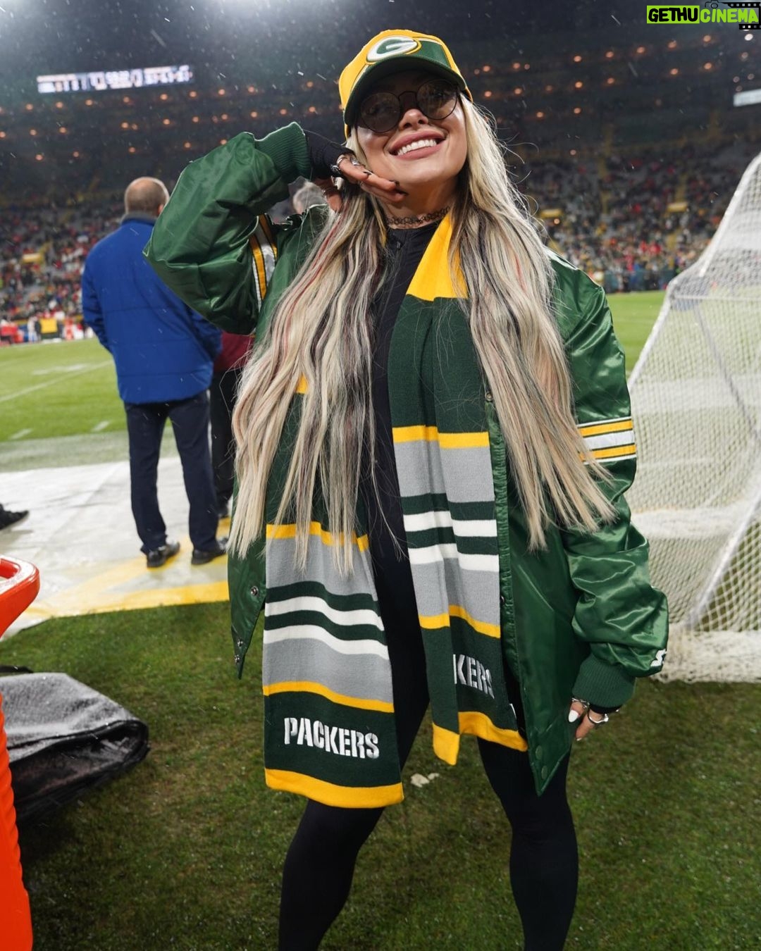 Liv Morgan Instagram - Y’all 🥹 I absolutely loved my time in Green Bay. I can’t thank the @packers enough for their hospitality and for making me feel so welcomed. I had an amazing experience, but met even more amazing people. & what a freakin WIN 🤩 #GoPackGo 4 life 🧀✨ Don’t forget to checkout Friday night Smackdown here December 15th at the @reschcomplex 😉 Lambeau Field