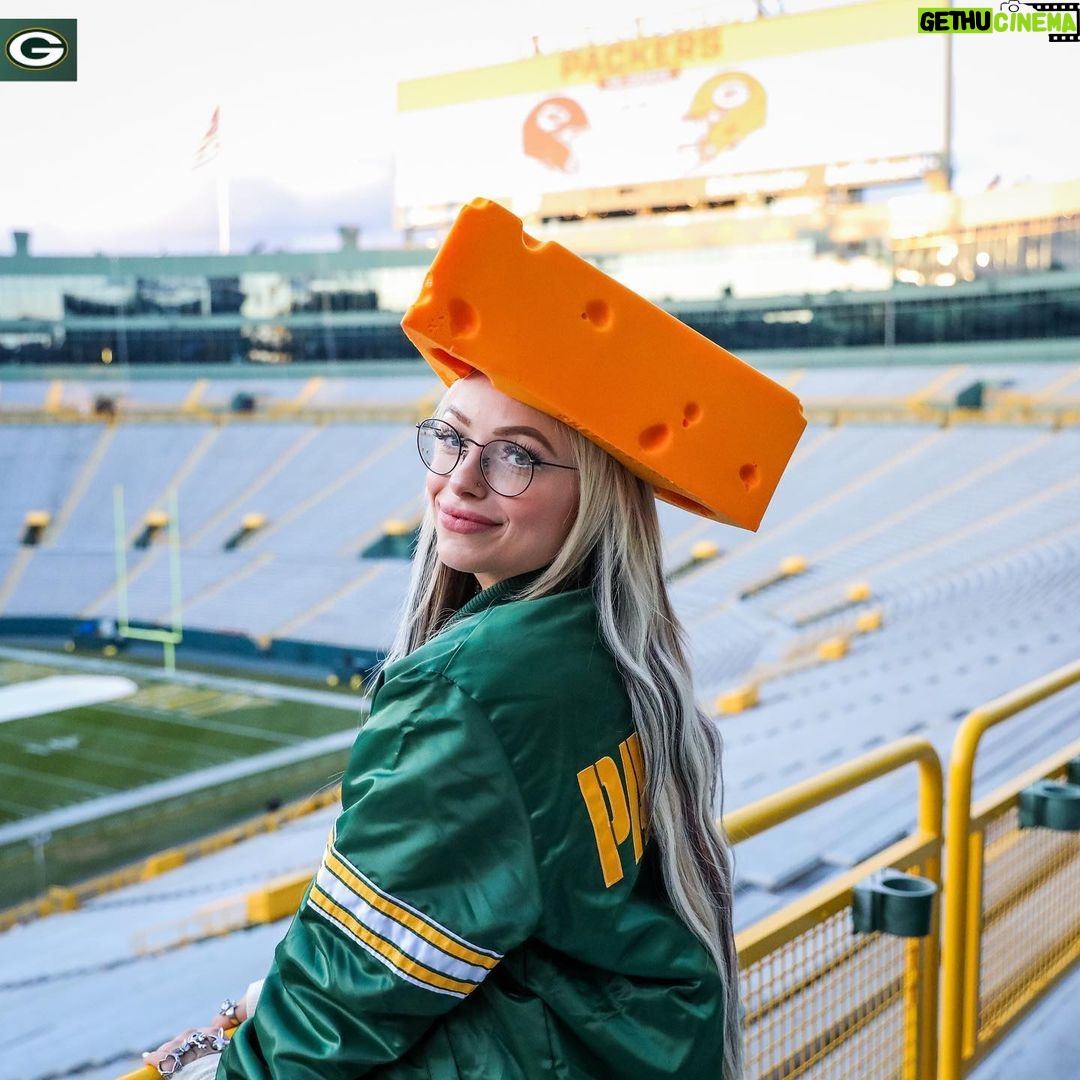 Liv Morgan Instagram - @wwe Superstar @yaonlylivvonce is here! Liv Morgan took a tour of @lambeaufield & surprised @showtyme_33 with a #Packers WWE Legacy Title Belt. 🏆 #GoPackGo Lambeau Field