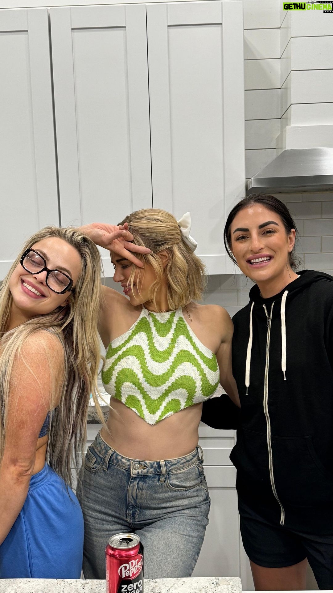 Liv Morgan Instagram - Thank you @yaonlylivvonce for throwing a birthday party for me ! You are the best. 💖💖 @sonyadevillewwe @joseann_alexie @gigi12659 Tampa, Florida