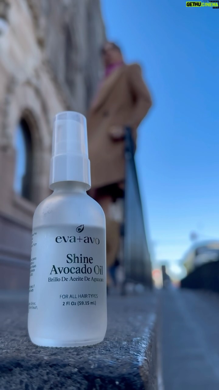 Livia Brito Pestana Instagram - Retocar mi aceite de aguacate se ha vuelto mi nueva obsesión♥️🥑 Mi aliado en toda sesión: @evaavobeauty .Aprovechen el 20% de descuento que tienen en toda la tienda… ya verán que lo amarán como yo 🙈
