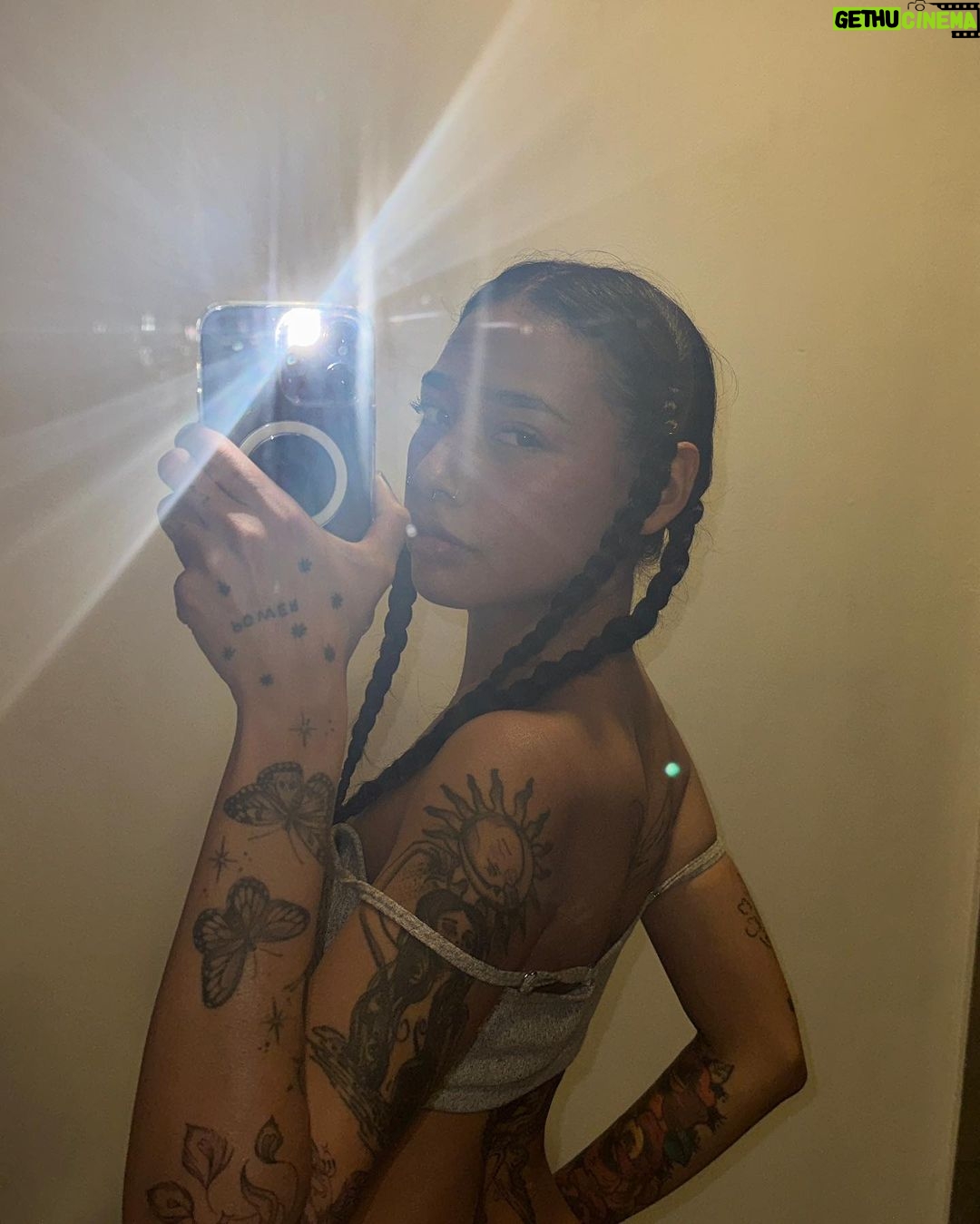 Lizeth Selene Instagram - i see angels at night
