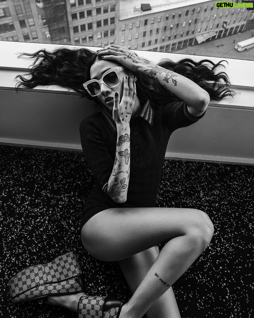 Lizeth Selene Instagram - El éxito requiere de valentía y decisión. Destacar en un espacio tan feroz como lo es la industria del entretenimiento no es una misión fácil, aferrarse a las pasiones y a los principios es primordial en esta interminable batalla por demostrarle al mundo que eres capaz. @LizethSelene nos comparte la historia de sus inicios en el modelaje, la música y la actuación, el impacto de estar en el ojo público y la importancia de romper paradigmas. Usando gafas @Carrera, Selene protagoniza la segunda portada de nuestra Ed. 58 #Nosotras192. Lee la entrevista completa en nuestro link en bio. Fotografía @fabiolazamora texto @danaesal maquillaje @hiroyonemoto pelo @kazutoshimomura gafas #Carrera #DriveYourStory toda la ropa @gucci primavera-verano 2024