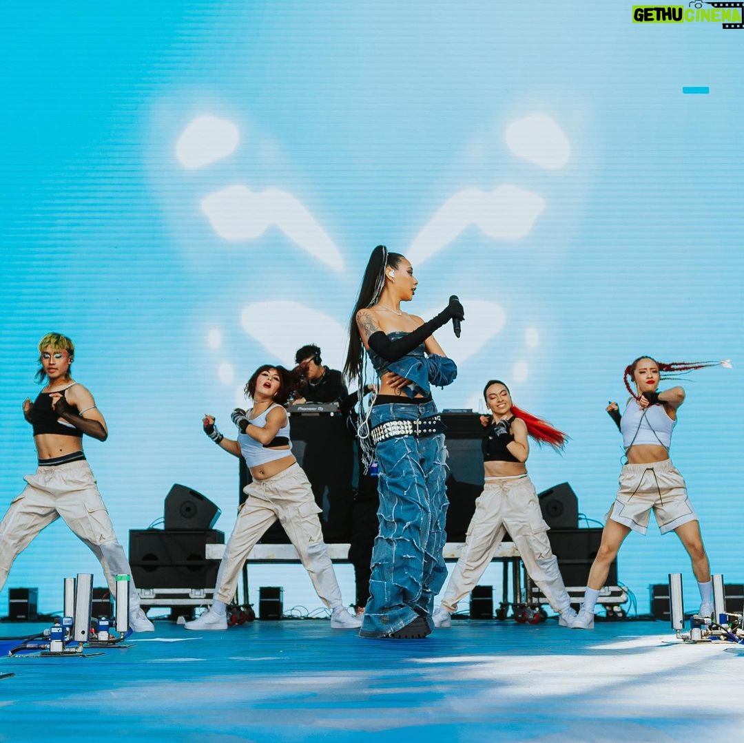 Lizeth Selene Instagram - que rico bailamos y cantamos este fin en @fiaformulae!🌟 fue un día increíble, lleno de emociones y energías que pude compartir y sentir junto a la fam… bailarlas, cantarlas y vivirlas<3 gracias x otro maravilloso show y gracias a todx el equipe q siempre lo hace mágico!!🤍💐 ABB Formula E Mexico City E-Prix