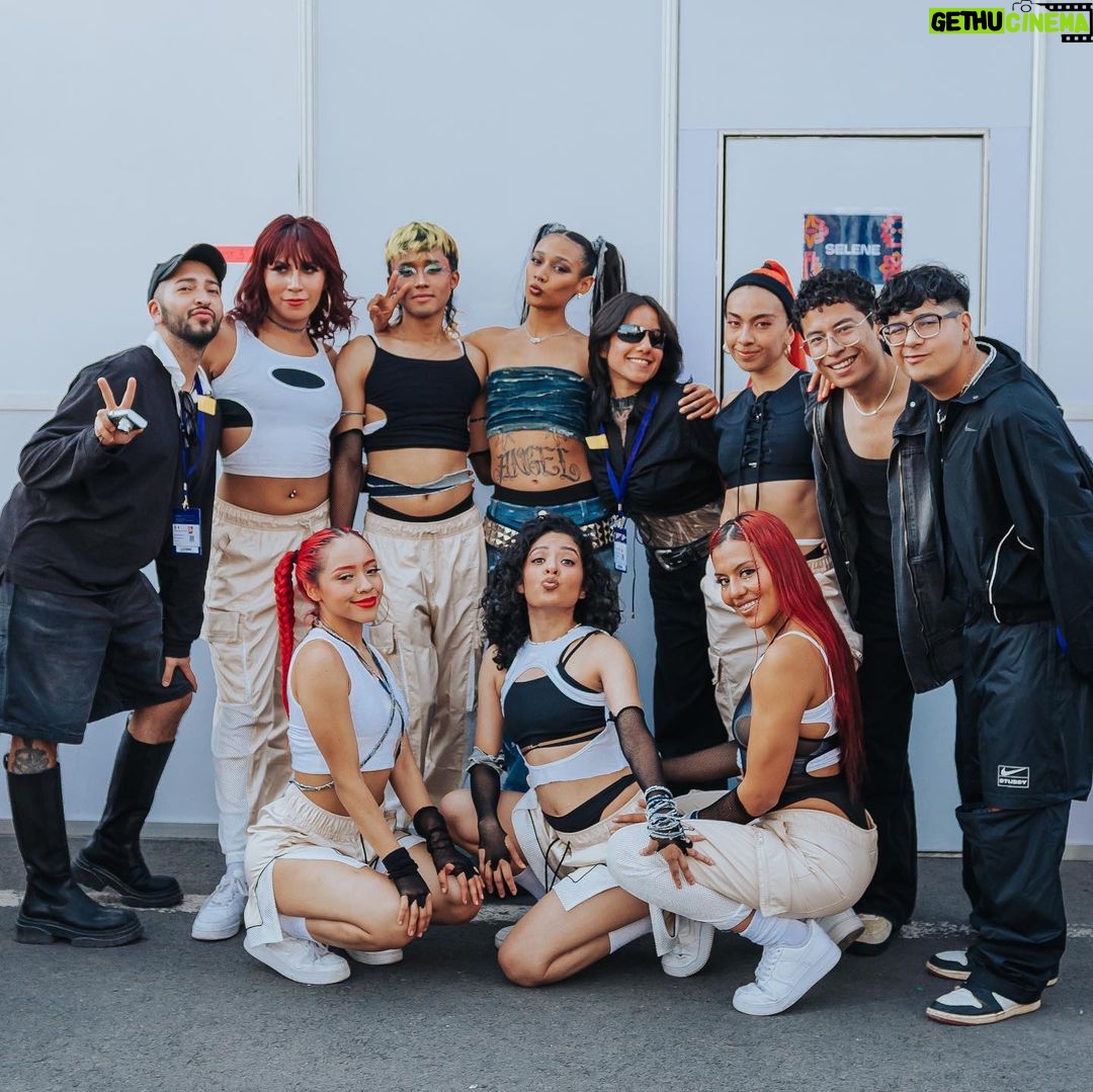 Lizeth Selene Instagram - que rico bailamos y cantamos este fin en @fiaformulae!🌟 fue un día increíble, lleno de emociones y energías que pude compartir y sentir junto a la fam… bailarlas, cantarlas y vivirlas<3 gracias x otro maravilloso show y gracias a todx el equipe q siempre lo hace mágico!!🤍💐 ABB Formula E Mexico City E-Prix
