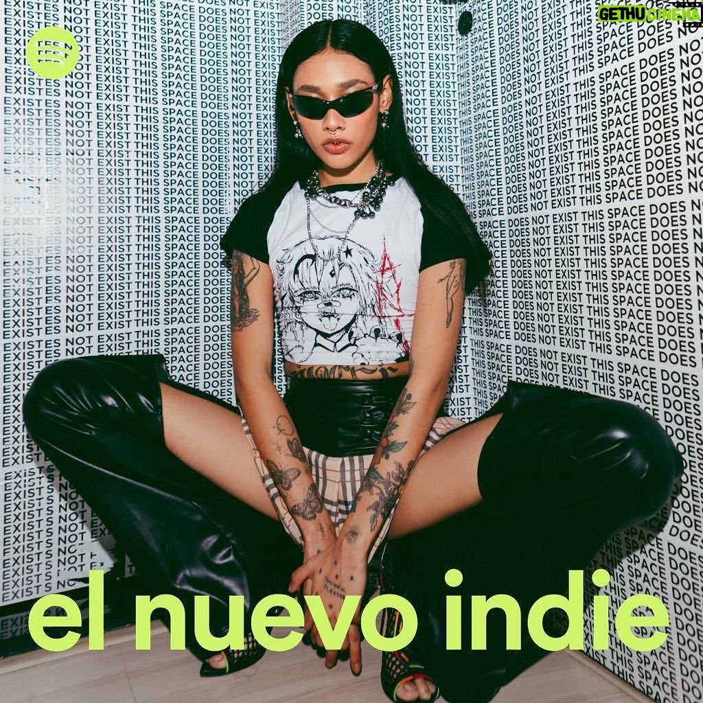 Lizeth Selene Instagram - el nu3vOo inDi3 con aquel boler0**!!!!🌹 yasss @spotifymexico enjoyyyyyyy<3