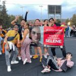 Lizeth Selene Instagram - gracias 2022 x ser una locura d año fui constante, trabajé tanto y con pasión e hice cosas k nunca llegué a imaginar. salió mi primer serie… tuve mis primeros shows y tuve la fortuna d pasarlos junto a mi familia!! fue increíble verlos y recordar d donde venimos, cuánto soñábamos, lo imposible k se veía y k ahora estamos aki, en la realidad, haciéndolo wow k loco no? también viaje x primera vez fuera del país y conocí lugares donde nunca pensé estar, probé nuevas cosas, escuché nuevos idiomas y abracé a muchos d ustedes… a veces siento k solo estoy soñando y nunca kiero despertar. crecí mucho junto a la gente q me rodeó el año pasado, escuché, aprendi tanto d ellos y hoy agradezco todas sabidurías compartidas. solo kiero decir gracias 2022 x todas las bendiciones que tuvimos, y gracias a todes los q estuvieron compartiendo esta gran energía. me siento lista pa lo q sigueEeee