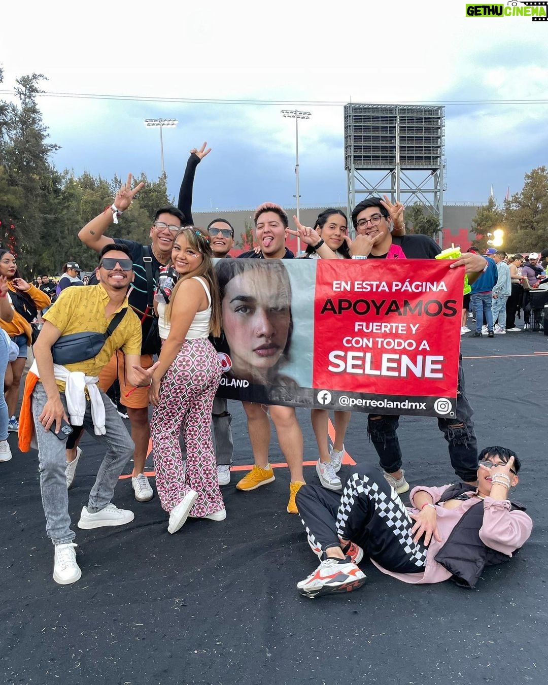 Lizeth Selene Instagram - gracias 2022 x ser una locura d año fui constante, trabajé tanto y con pasión e hice cosas k nunca llegué a imaginar. salió mi primer serie… tuve mis primeros shows y tuve la fortuna d pasarlos junto a mi familia!! fue increíble verlos y recordar d donde venimos, cuánto soñábamos, lo imposible k se veía y k ahora estamos aki, en la realidad, haciéndolo wow k loco no? también viaje x primera vez fuera del país y conocí lugares donde nunca pensé estar, probé nuevas cosas, escuché nuevos idiomas y abracé a muchos d ustedes… a veces siento k solo estoy soñando y nunca kiero despertar. crecí mucho junto a la gente q me rodeó el año pasado, escuché, aprendi tanto d ellos y hoy agradezco todas sabidurías compartidas. solo kiero decir gracias 2022 x todas las bendiciones que tuvimos, y gracias a todes los q estuvieron compartiendo esta gran energía. me siento lista pa lo q sigueEeee