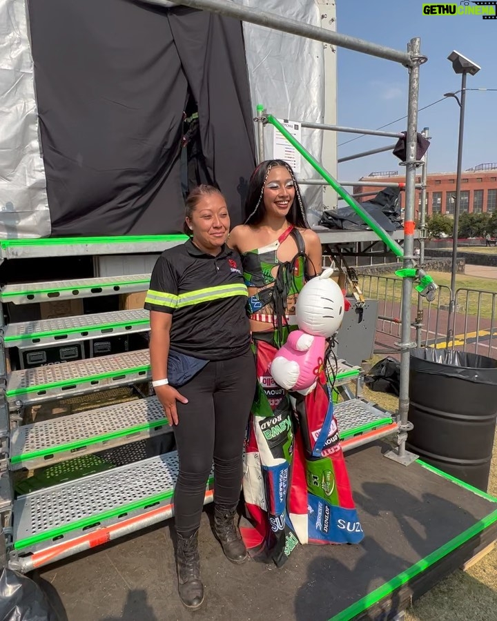 Lizeth Selene Instagram - gracias 2022 x ser una locura d año fui constante, trabajé tanto y con pasión e hice cosas k nunca llegué a imaginar. salió mi primer serie… tuve mis primeros shows y tuve la fortuna d pasarlos junto a mi familia!! fue increíble verlos y recordar d donde venimos, cuánto soñábamos, lo imposible k se veía y k ahora estamos aki, en la realidad, haciéndolo wow k loco no? también viaje x primera vez fuera del país y conocí lugares donde nunca pensé estar, probé nuevas cosas, escuché nuevos idiomas y abracé a muchos d ustedes… a veces siento k solo estoy soñando y nunca kiero despertar. crecí mucho junto a la gente q me rodeó el año pasado, escuché, aprendi tanto d ellos y hoy agradezco todas sabidurías compartidas. solo kiero decir gracias 2022 x todas las bendiciones que tuvimos, y gracias a todes los q estuvieron compartiendo esta gran energía. me siento lista pa lo q sigueEeee