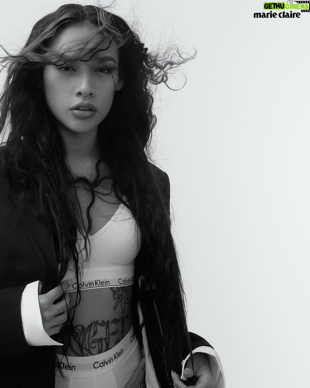 Lizeth Selene Instagram - La autenticidad y encanto de Selene son algunos de los atributos que pudimos conocer en esta nueva edición de Marie Claire donde protagoniza nuestra portada junto a @calvinklein. Selene se ha convertido en una voz joven capaz de mover a otros. Nos mostró su lado más real, intereses espirituales y filosofía de vida: “Todo lo que hagas en esta vida tendrá que ver con la eternidad”, comentó @lizethselene 🦋❤️🔥 También nos habló sobre su próxima serie “Yellow” y su personaje Nico✨ Créditos: Director editorial: @gerardangulo Fotografía: @Carlos_ruizc Realización: @sergio.valenzuelach Maquillaje: Gustavo Bortoloti Peinado: @Carlosarriolahair Asistente de Fotografía: @eugenio_vargaci Asistente de Moda: @michortizand y @lilly.azul Asistente de Producción: @marthalvarezbernal