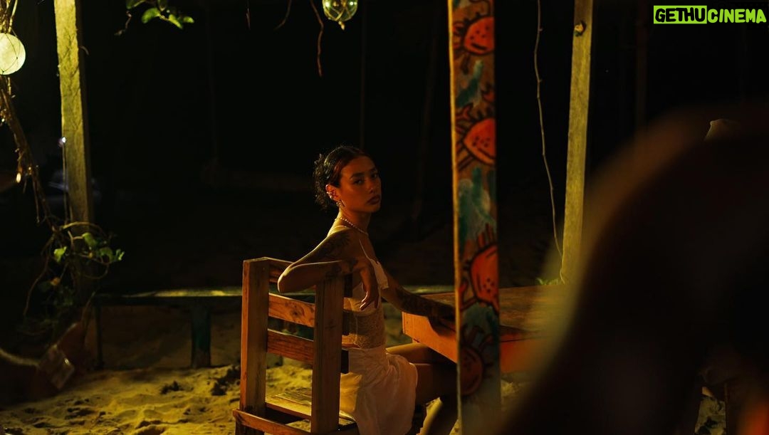 Lizeth Selene Instagram - AQUEL BOLERO VIDEO OUT NOW lloro y lloro viendo una y otra vez porque me desnuda el alma. es mi proyecto favorito. todo hecho con pudo sudor y amor acapulqueño. la primer toma es un homenaje a la gran señora maria felix, representamos la Virgen de los mares (enterrada en una isla en Acapulco), la lancha de pescador que no puede faltar y que representa a mi abuelo eduardo qué pasó toda su vida en una de esas sacando peces, un bar tropical solo como los qué hay por allá y la Laguna de coyuca, donde el mar, el río y la Laguna se encuentran.🤍 fue un sueño representar una pequeña parte de mí junto a pura banda chingona, que llamo familia… literal. se me pone la piel chinita ver todas las personas involucradas; en especial a mis primos. nunca había tenido un día tan especial como lo fue ese. por coincidencia toda mi familia estaba en el puerto y todos se involucraron de cierta forma, hasta solo energéticamente.🤍 no hay amor tan grande puesto en un video tanto como este. y amor del mas puro. MUCHAS GRACIAS, disfruten y sientan esta pieza tanto tanto tanto como nosotres. Y ARRIBA LA COSTA DE GUERRERO!!! 🐚🤍 EN LA ROLA @saakmusic @justrogermusic @dahiusongwriter @luisdiazz EL DREAM TEAM🪸🌴🤍