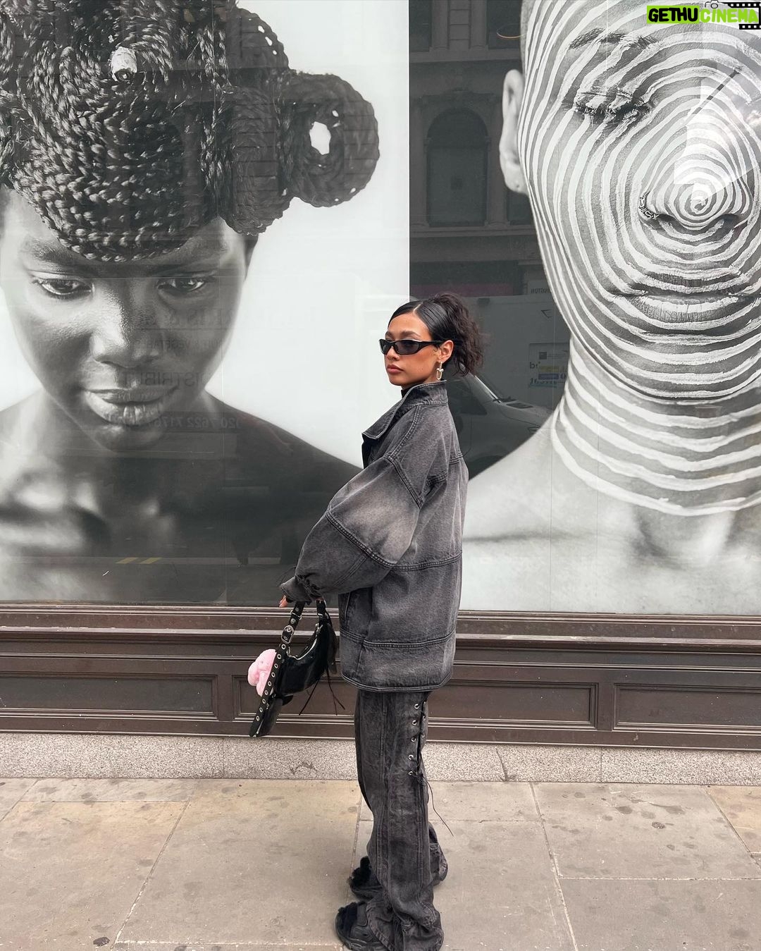 Lizeth Selene Instagram - el día de hoy con @tiffanyandco, puro arte y bendiciones de la madre tierra. conociendo historia y apreciando las piedras que se nos regala por naturaleza. en la vision & virtuosity exhibition en saatchi gallery en London. 🤍 #tiffanyandco #VisionAndVirtuosity #TiffanyExhibition London, Unιted Kingdom