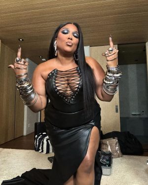 Lizzo Instagram - I know my face card never declines BUT THE BODY ALSO ☕️☕️☕️