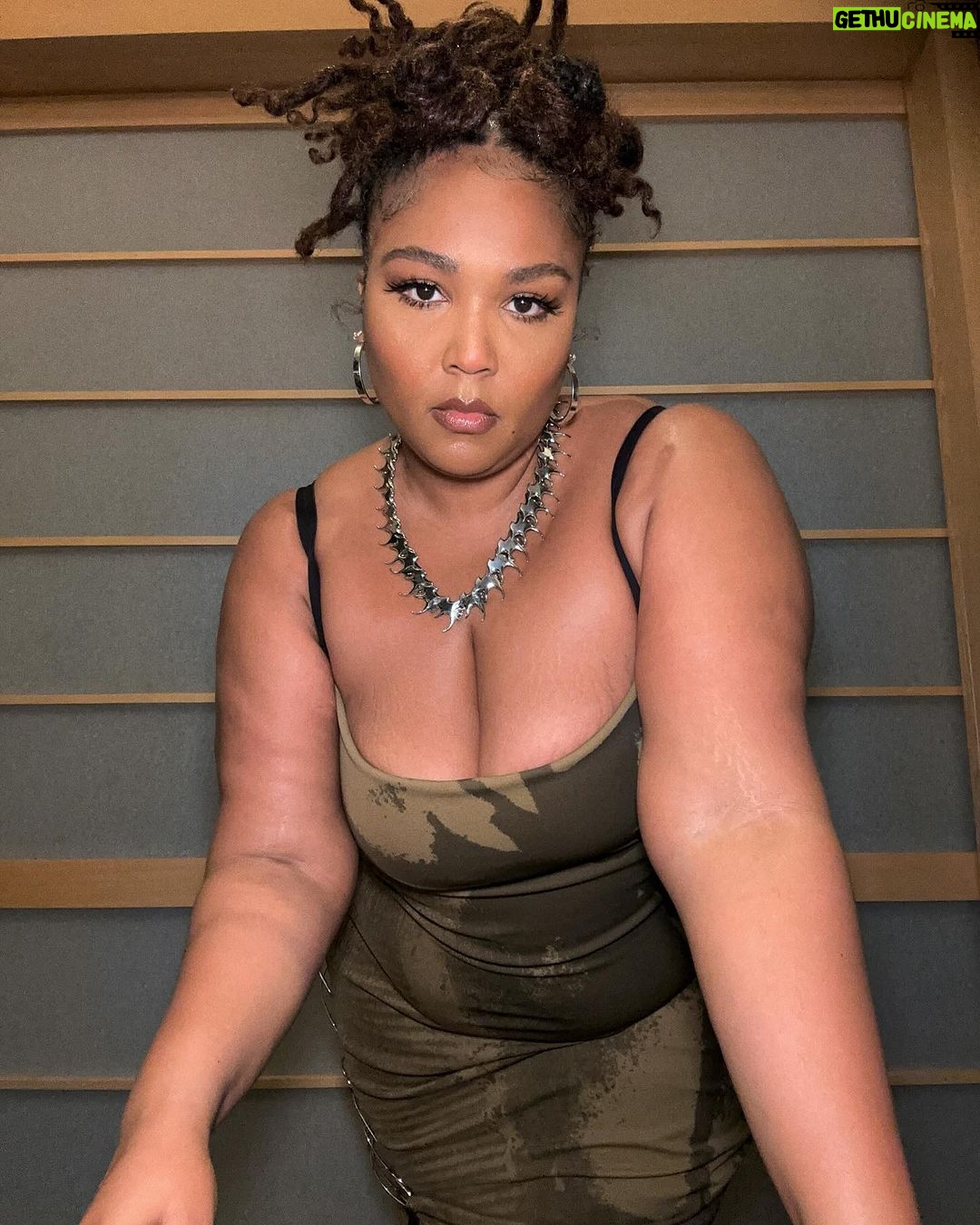 Lizzo Instagram - Keep yo foot on they necks all year 💎