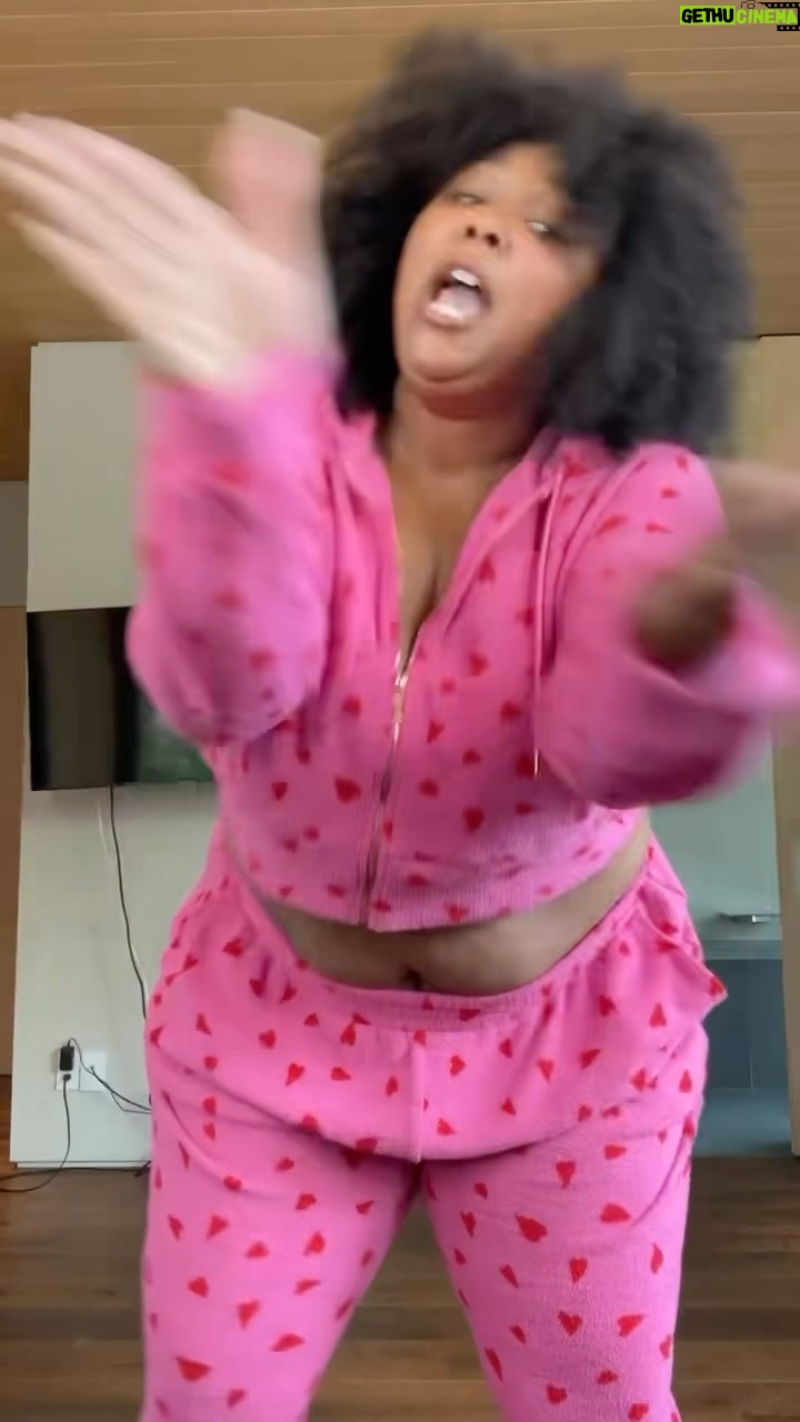 Lizzo Instagram - Pink hearted hoodie and joggers from @yitty 💖