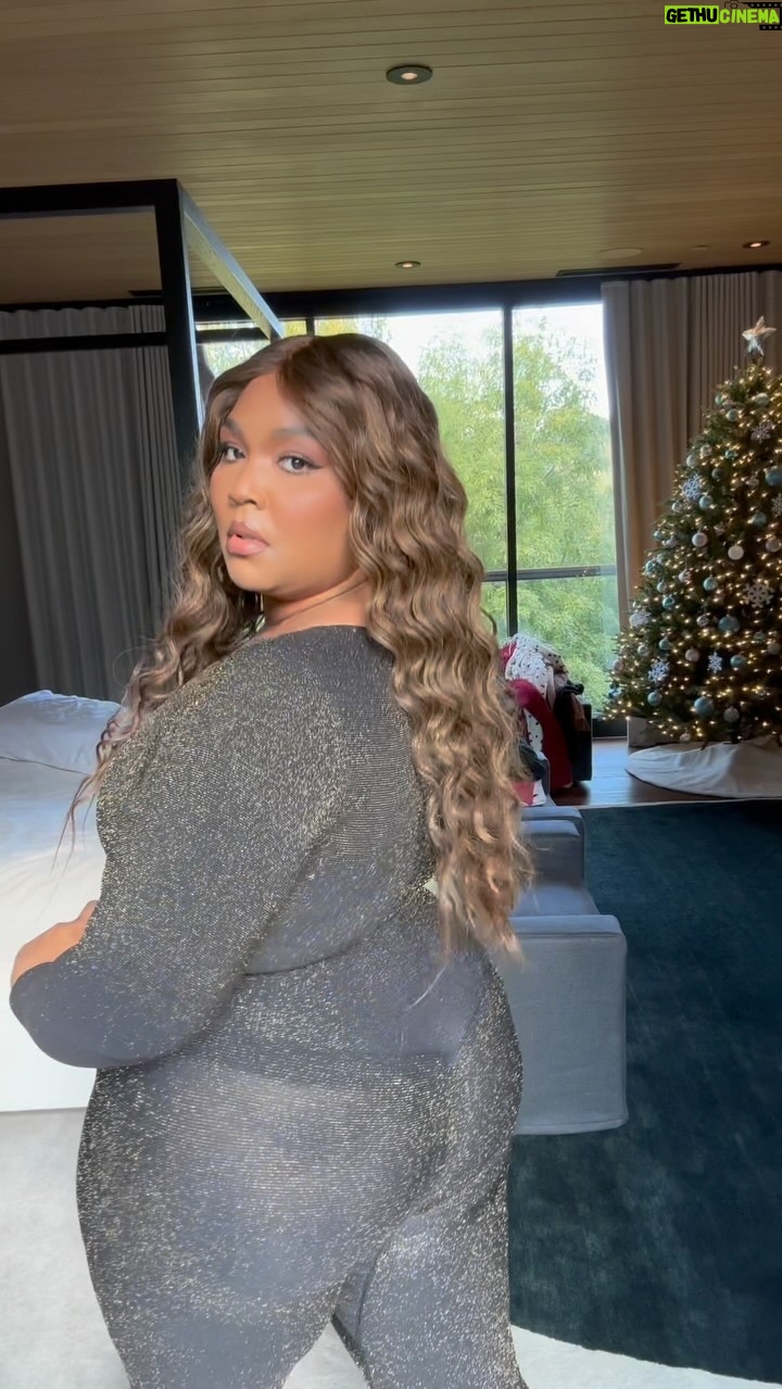 Lizzo Instagram - Nearly naked Luxxxxxe sizes 6X-XS only at @yitty