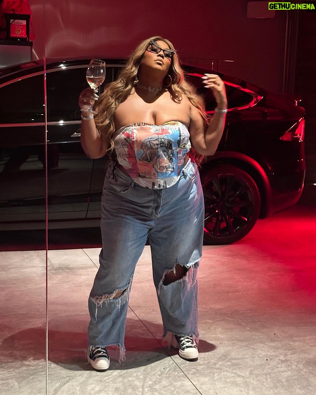 Lizzo Instagram - Bye September, u fuckin bitch ✌🏾