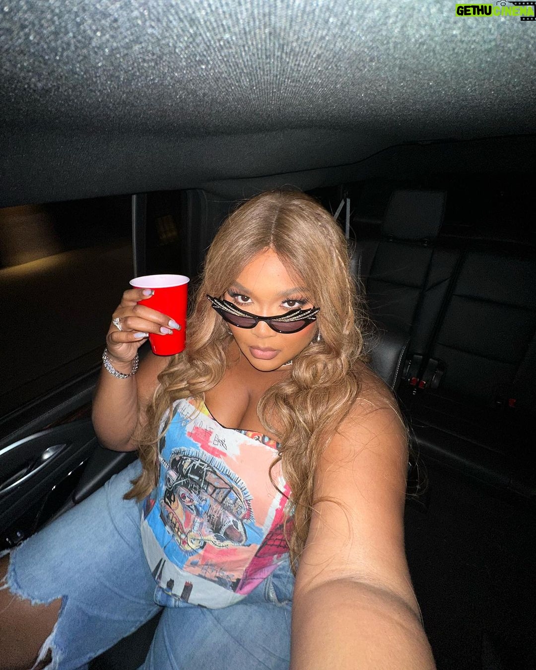 Lizzo Instagram - Bye September, u fuckin bitch ✌🏾