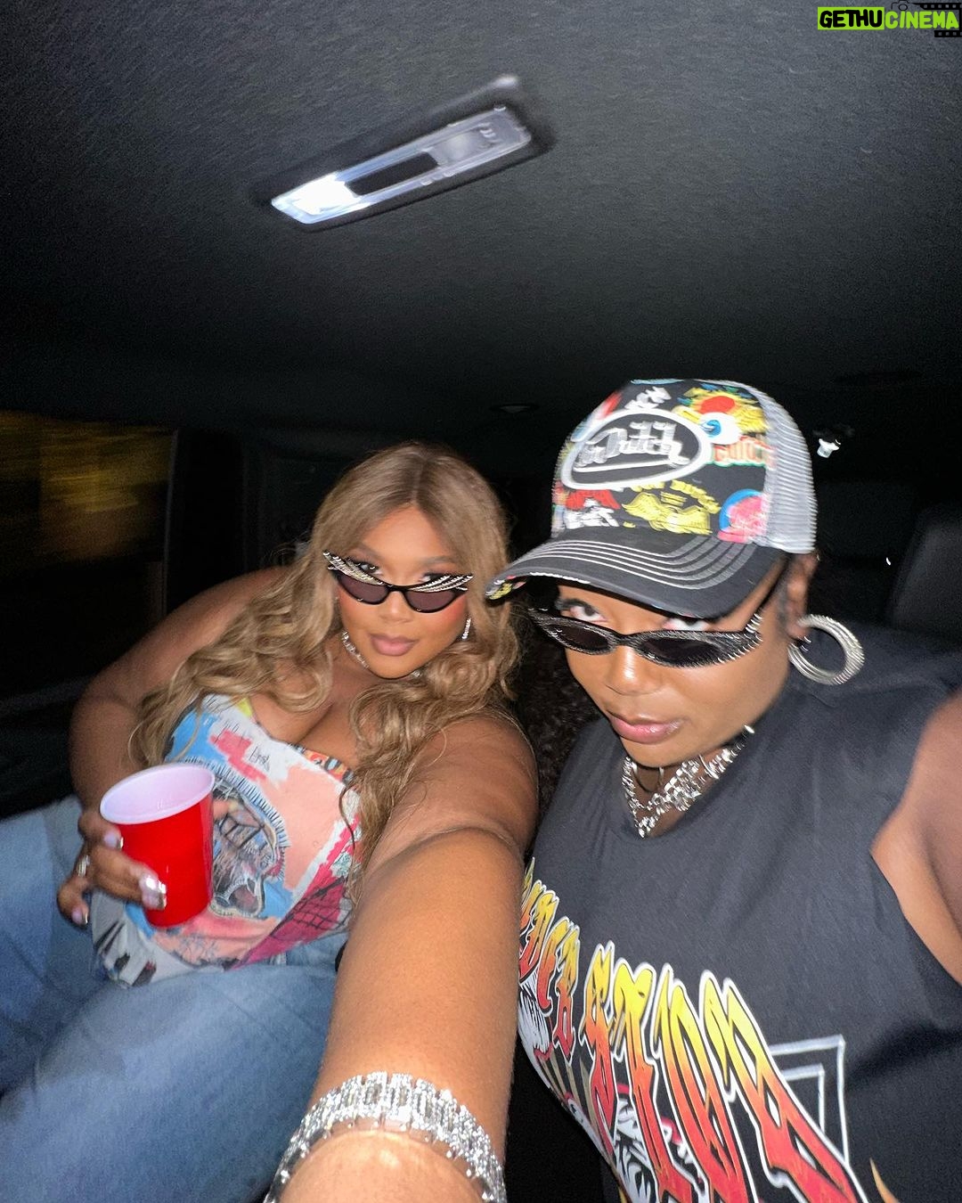 Lizzo Instagram - Bye September, u fuckin bitch ✌🏾