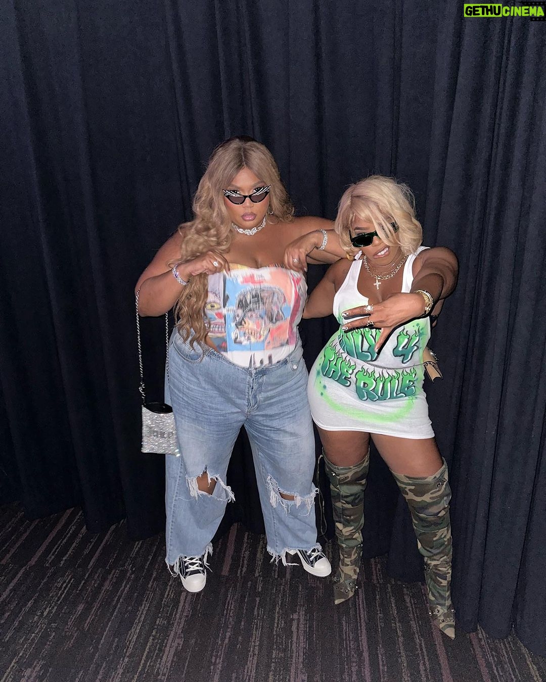 Lizzo Instagram - Bye September, u fuckin bitch ✌🏾