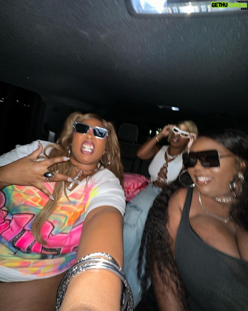 Lizzo Instagram - Had the best h-town weekend I got to see my besties and love on my people got a 3 wheel motion and shut down the galleria 🤘🏾🤘🏾