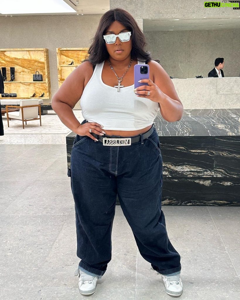 Lizzo Instagram - Had the best h-town weekend I got to see my besties and love on my people got a 3 wheel motion and shut down the galleria 🤘🏾🤘🏾