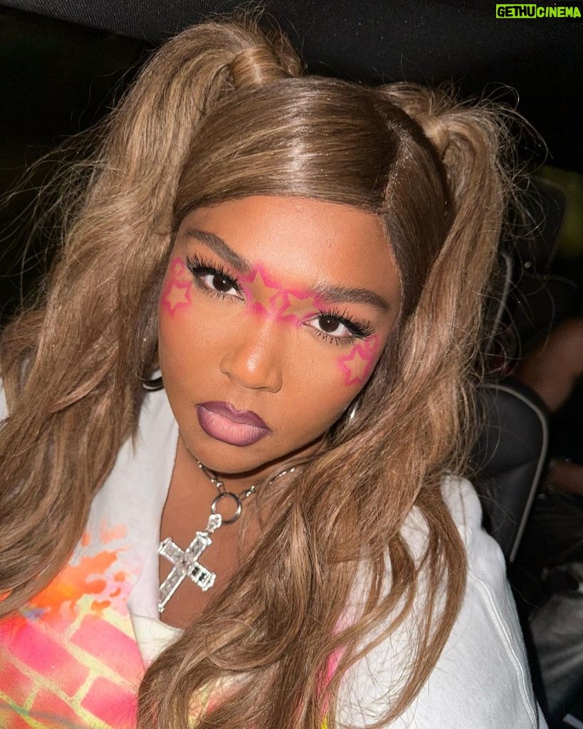 Lizzo Instagram - WAKE UP… TIME TO PUT A LIL BIT OF MAKEUP