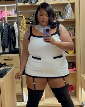 Lizzo Instagram - Im eatin good🍛