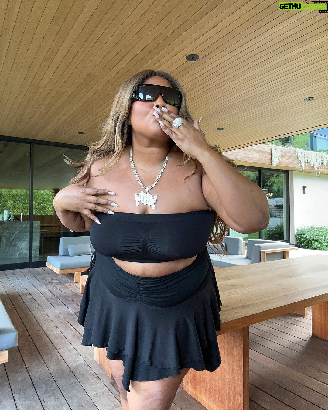 Lizzo Instagram - I can’t choose a cover photo🙆🏾♀️
